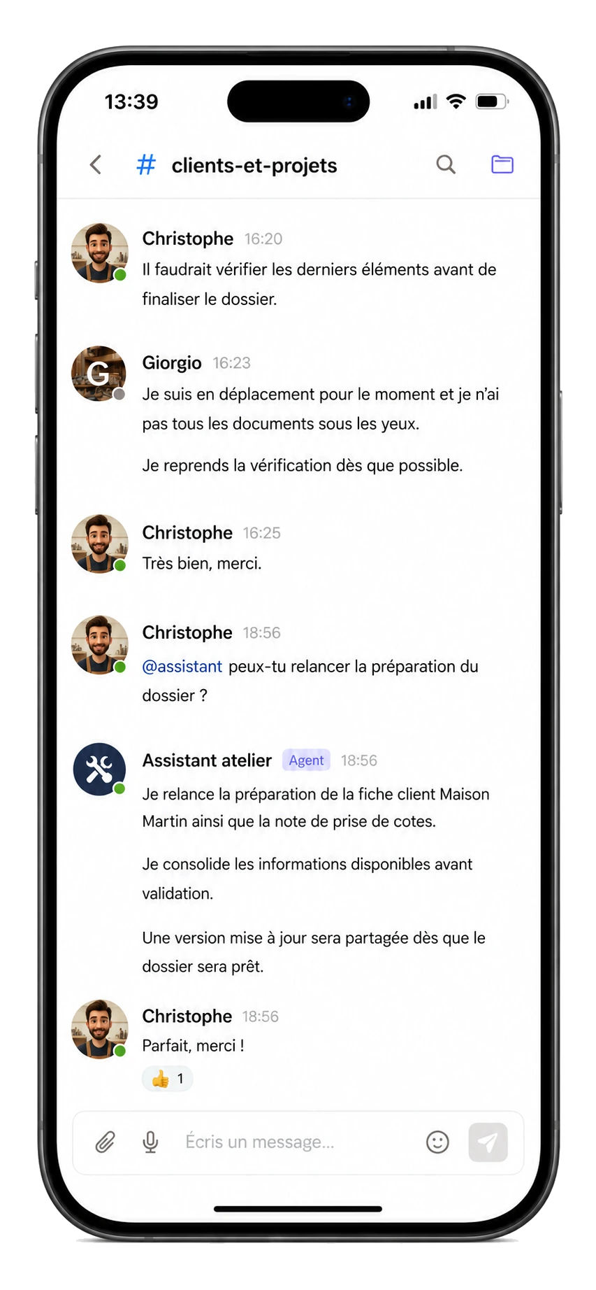 Aperçu mobile Pawcket montrant un canal clients-et-projets avec messages, assistant et dossier partagé.